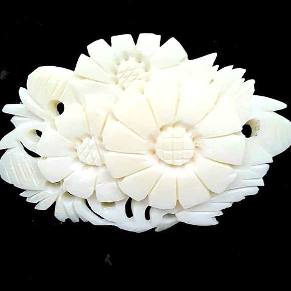 🔴 Vintage 1950's Carved Bone Brooch - Picture 3 of 11